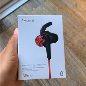 1More Bluetooth In-Ear Headphones